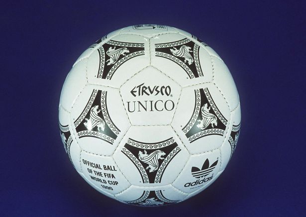 تۆپی ئیستۆرسکۆ بۆ مۆندیالی 1990 لە ئیتاڵیا